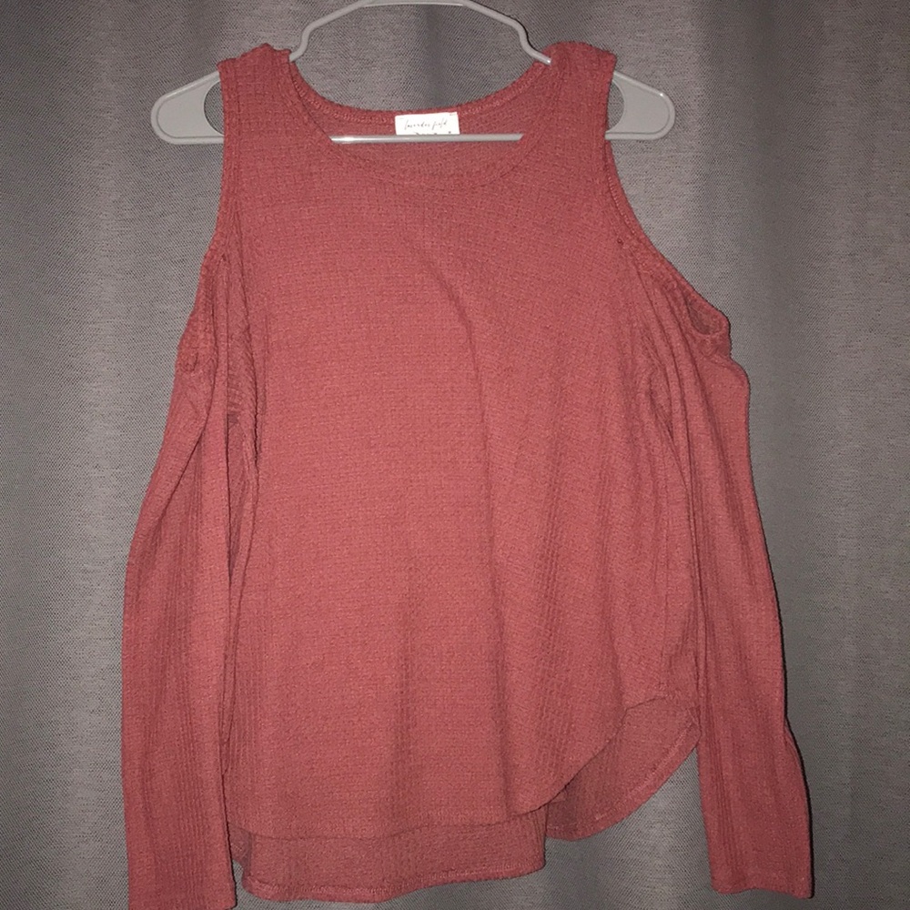 Cut off shoulder long sleeve shirt